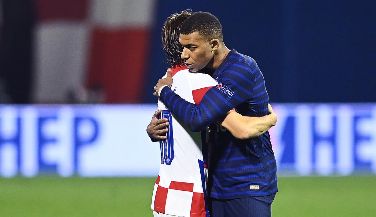 Penyerang Prancis, ylian Mbappe, memeluk gelandang Kroasia, Luka Modric, usai pertandingan UEFA Nations League 2020/2021 di Maksimir Stadium, Kamis (15/10/2020) dini hari WIB. Prancis menang 2-1 atas Kroasia. (AFP/Denis Lovrovic)