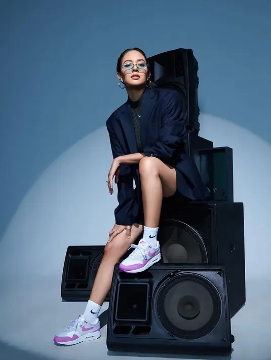 Rambutnya pun ditata dengan single braied dan kacamata yang trendy [@aurelie]