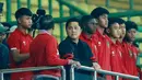 Ketua PSSI, Erick Thohir, bersama pemain Timnas Indonesia U-20 menonton laga Timnas Indonesia melawan Burundi pada pertandingan kedua FIFA Matchday di Stadion Patriot Candrabhaga, Bekasi, Selasa (28/3/2023). Mimpi buruk itu akhirnya terjadi, FIFA resmi membatalkan status Indonesia sebagai tuan rumah Piala Dunia U-20 2023. (Bola.com/M Iqbal Ichsan)