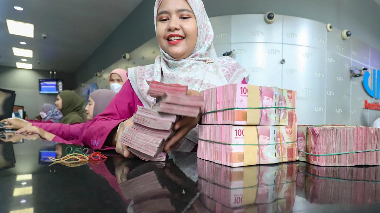 FOTO: Rupiah Menguat Tipis Namun Masih Bertahan di Level Rp18 Ribu