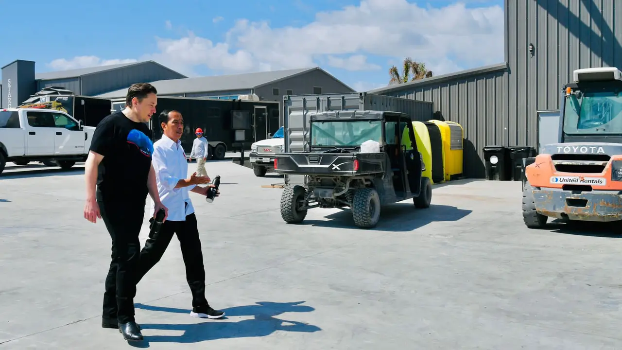 Tampilan Kasual Elon Musk Pakai Kaos Oblong Rp400 Ribu saat Bertemu Jokowi