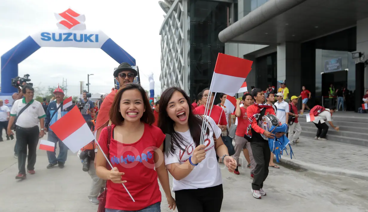 Suporter cantik bersemangat saat mendukung Timnas Indonesia melawan Thailand pada laga AFF Suzuki Cup 2016 di Philippine Sports Stadium, (19/11/2016).  (Bola.com/Nicklas Hanoatubun)