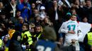 Penyerang Real Madrid, Cristiano Ronaldo melakukan selebrasi bersama rekannya usai mencetak gol ke gawang Alaves pada La Liga Spanyol di stadion Santiago Bernabeu (24/2). Madrid menang 4-0. (AP Photo/Francisco Seco)