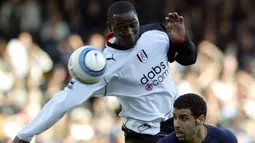 Andy Cole. Striker Inggris yang kini berusia 50 tahun dan telah pensiun pada November 2008 bersama Nottingham Forest ini lebih terkenal sebagai eks Newcastle United dan Manchester United. Namun nyatanya ia juga sempat membela Arsenal dan Fulham. Arsenal merupakan klub pertamanya di Liga Inggris yang dibelanya selama 3 musim mulai 1989/1990 hingga tengah musim 1991/1992 usai dipromosikan dari tim Akademi Arsenal, dan ia hanya tampil 2 laga bersama The Gunners. Sementara Fulham dibelanya dalam dua periode, pada tengah musim 1991/1992 dengan status pinjaman dari Arsenal dan pada 2004/2005. Bersama Fulham ia total tampil dalam 41 laga dengan torehan 14 gol. (AFP/Carl De Souza)