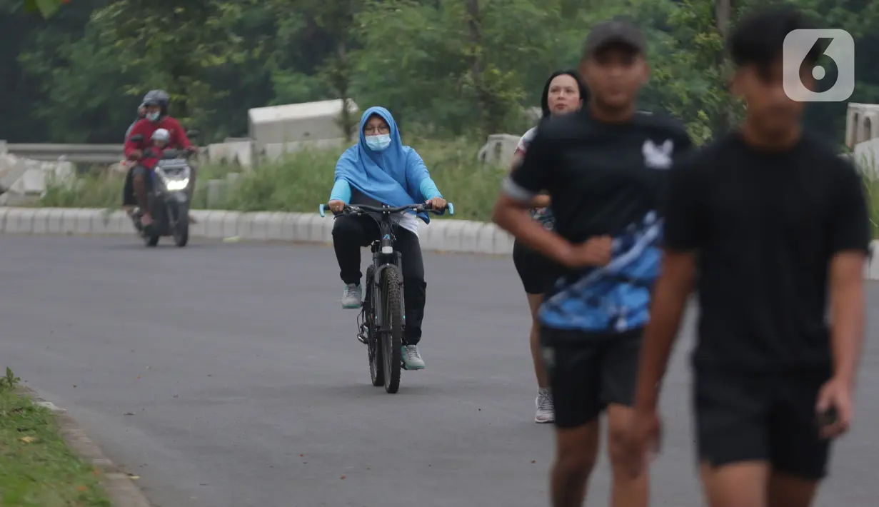Warga bersepeda di area lingkar luar kawasan Stadion Pakansari, Kabupaten Bogor, Sabtu (11/9/2021). Kawasan ini kembali ramai dengan aktivitas warga seiring penurunan level PPKM di wilayah Jabodetabek. (Liputan6.com/Helmi Fithriansyah)