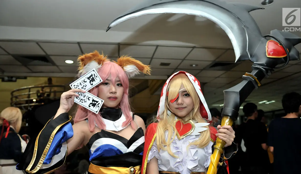 Dua Cosplay berpose saat menghadiri Festival Ennichisai di Blok M Square, Jakarta, Minggu (1/7). Ennichisai merupakan festival kebudayaan Jepang yang menghadirkan berbagai jenis seni tradisional dan modern Negeri Sakura. (Merdeka.com/Iqbal S. Nugroho)