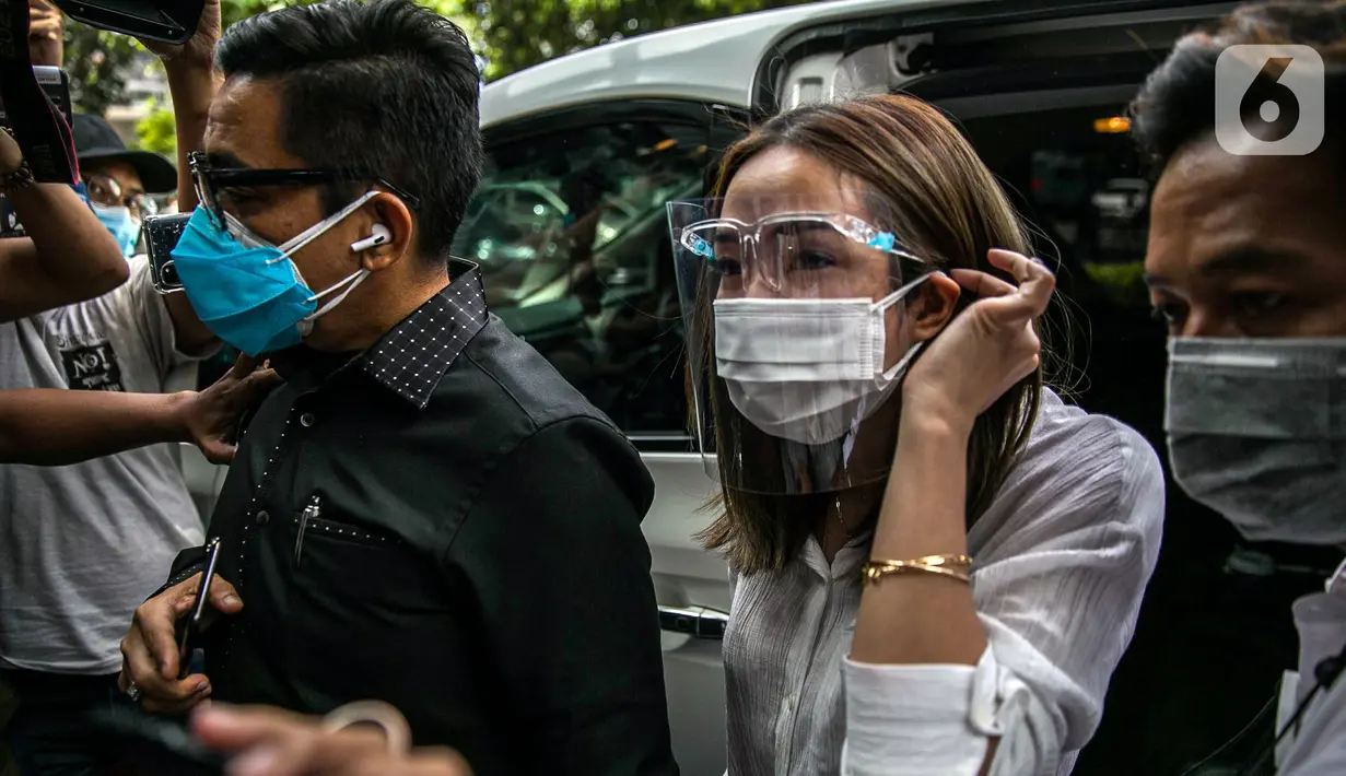 Selebritas Gisella Anastasia atau Gisel (tengah) didampingi pengacaranya tiba di Gedung Ditreskrimsus Polda Metro Jaya, Jakarta, Rabu (23/12/2020). Sebelumnya, polisi menetapkan PP dan MM sebagai tersangka penyebar video syur mirip Gisel. (Liputan6.com/Faizal Fanani)