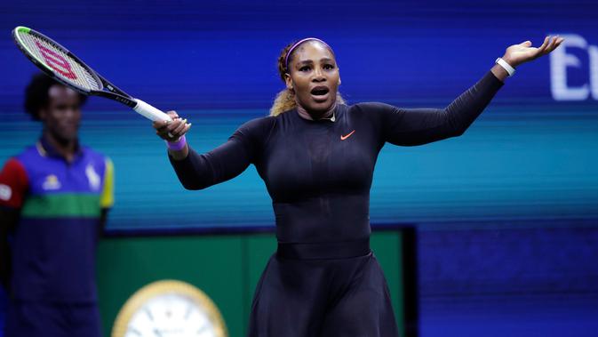 Petenis Serena Williams mengangkat tangannya setelah kehilangan satu poin dari Caty McNally selama putaran kedua turnamen tenis AS Terbuka di New York, Amerika Serikat, Rabu (28/8/2019). Williams menang 5-7, 6 -3, 6-1. (AP Photo/Charles Krupa)
