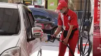 Pengendara mobil di Medan mengisi BBM (Ist)