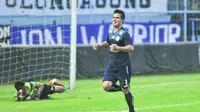 Gol Perdana Gustavo Giron Bawa Arema Menang 1-0 atas Persija dalam uji coba di Stadion Kanjuruhan, Sabtu (16/4/2016). (Bola.com/Iwan Setiawan)