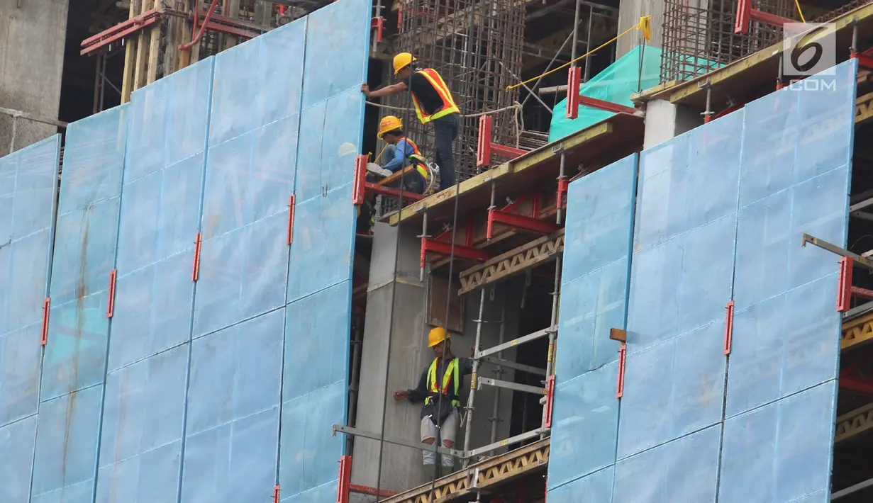 Pekerja tengah menyelesaikan proyek pembangunan gedung bertingkat di Jakarta, Jumat (26/1). Dirjen Bina Konstruksi Kementerian PUPR mengatakan jumlah tenaga kerja konstruksi yang tersertifikasi di Indonesia masih sangat rendah. (Liputan6.com/Angga Yuniar)