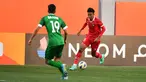 Bek Timnas Indonesia U-20, Kakang Rudianto mengiring bola dari kalawan pemain Irak, Sajjad Mohammed selama pertandingan Piala Asia U-20 di Stadion Lokomotiv, Tashkent, Uzbekistan, Rabu (1/3/2023). Timnas Indonesia kalah 0-1 dari Irak. (Foto:Dok PSSI)