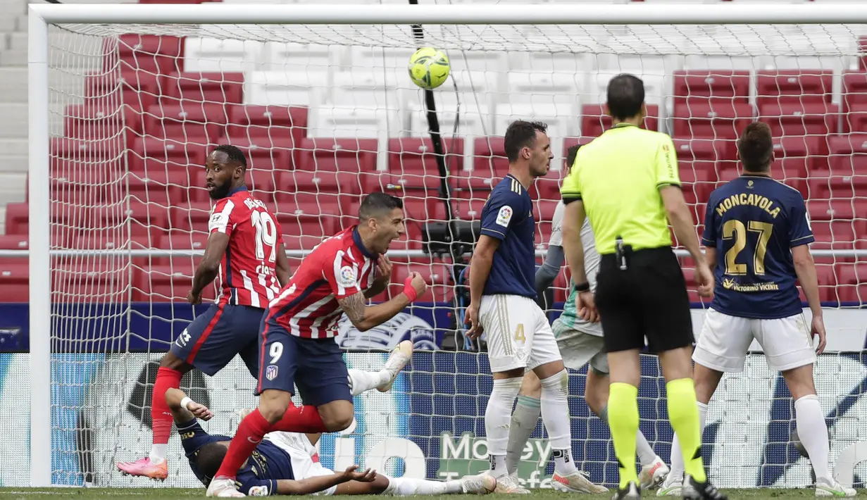 Striker Atletico Madrid, Luis Suarez, melakukan selebrasi usai mencetak gol ke gawang Osasuna pada laga Liga Spanyol di Stadion Wanda Metropolitano, Minggu (16/5/2021). Atletico Madrid menang dengan skor 2-1. (AP/Manu Fernandez)