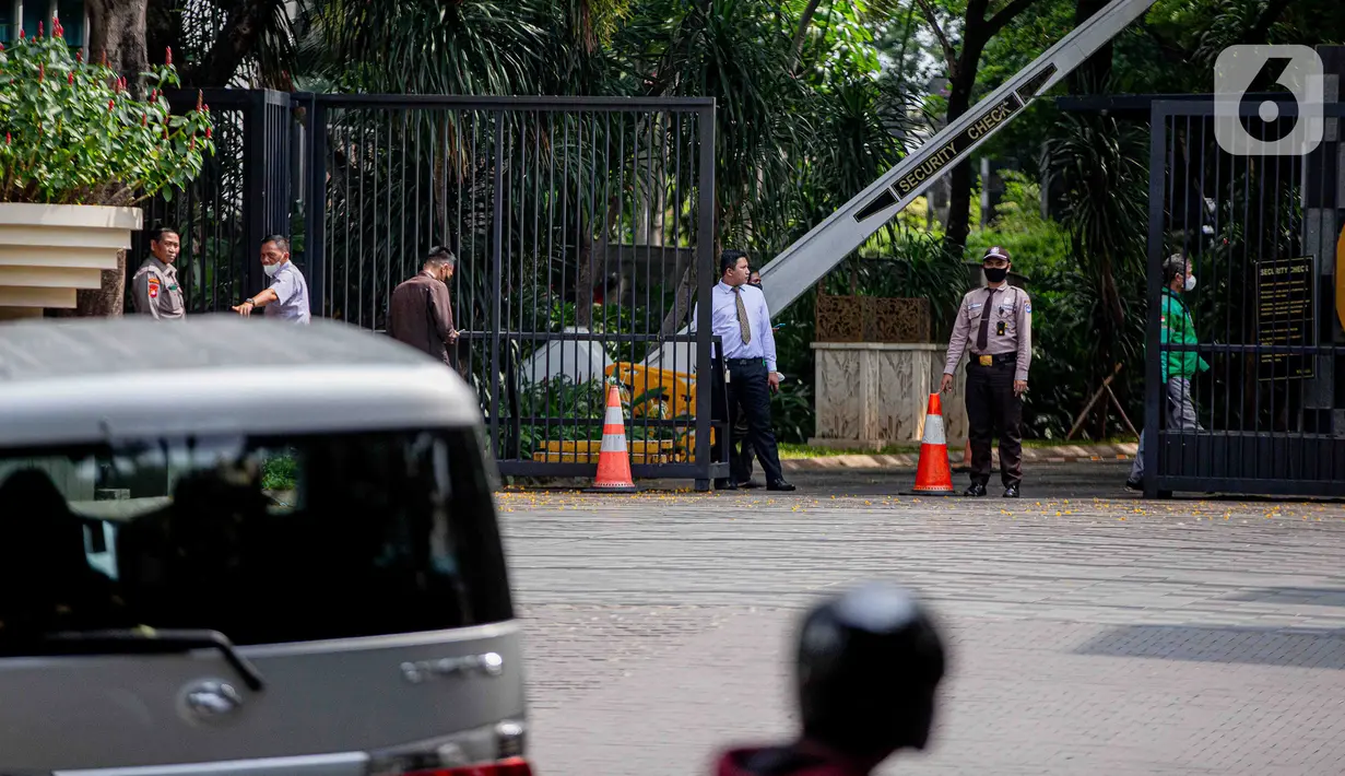 Awak media yang datang tidak diperkenan masuk ke area apartemen. (Liputan6.com/Faizal Fanani)