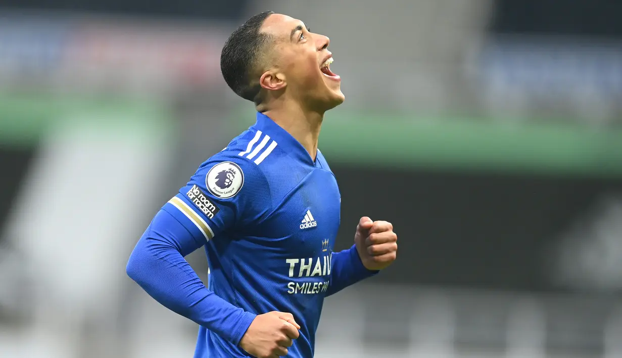 Gelandang Leicester City, Youri Tielemans melakukan selebrasi usai mencetak gol kedua timnya ke gawang Newcastle United dalam laga lanjutan Liga Inggris 2020/21 pekan ke-17 di St James' Park, Minggu (3/1/2021). Leicester City menang 2-1 atas Newcastle United. (AFP/Michael Regan/Pool)