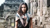 Bicara soal fashion, Adinia Wirasti memang lebih sering terlihat kasual dengan nuansa etniknya. Tema busana ini pastinya sangat cocok dikenakan oleh perempuan berkulit sawo matang ini. (Instagram/wrst)