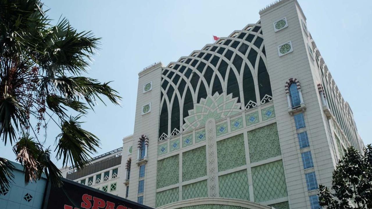Pemerintah melalui Kementerian Perdagangan resmi melarang social commerce seperti TikTok Shop untuk berjualan. Larangan tersebut diterbitkan setelah sejumlah pasar-pasar konvensional mengalami sepi pengunjung, salah satunya Pasar Tanah Abang.