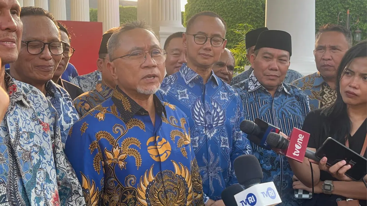 Ketua Umum Partai Amanat Nasional (PAN) Zulkifli Hasan usai bertemu Presiden Jokowi di Kompleks Istana Kepresidenan Jakarta, Jumat (10/5/2024).
