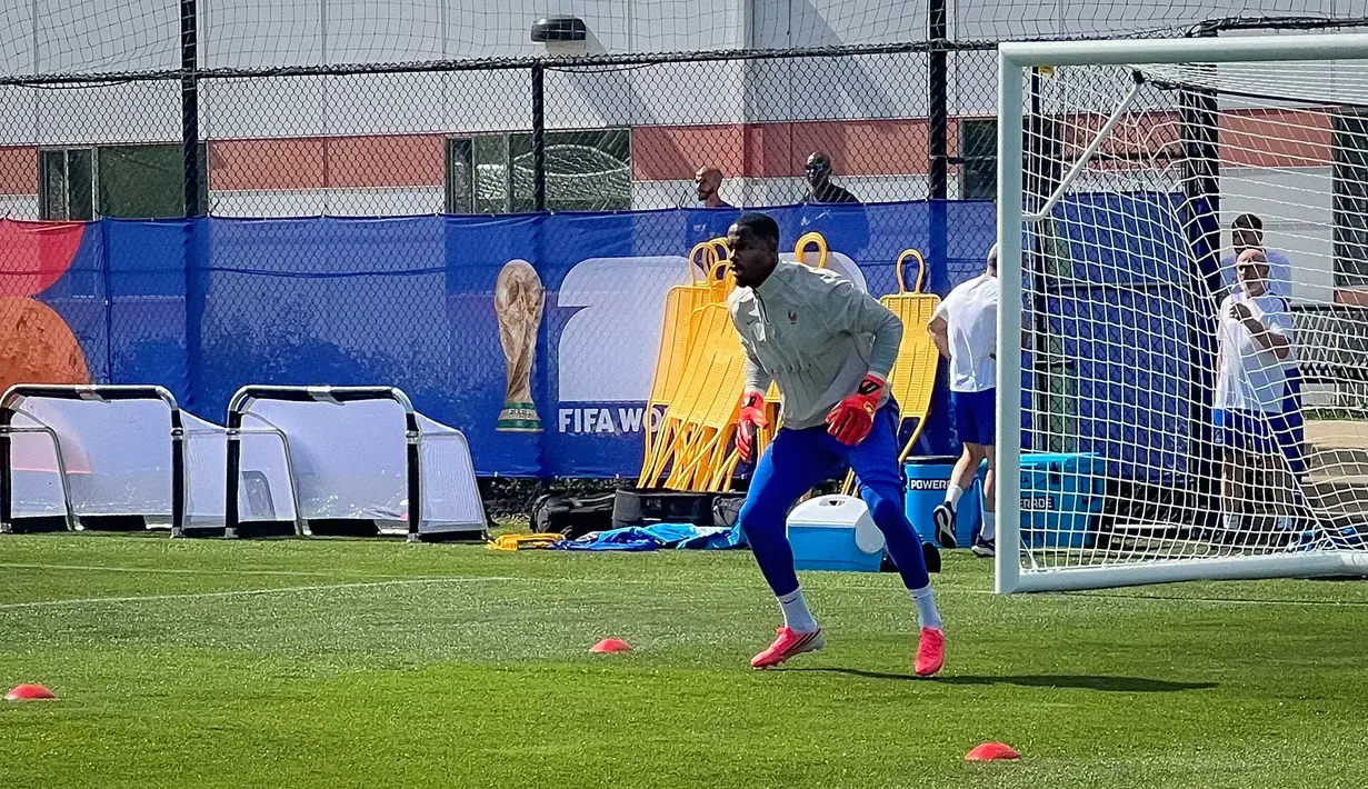 Bahkan, kiper andalan Prancis, Mike Maignan berlatih dekat dengan jurnalis yang meliput di tempat tersebut. (Bola.com/Hery Kurniawan/Adv/Powerade)