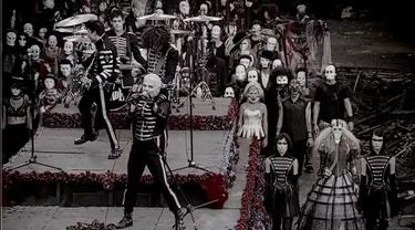 My Chemical Romance (MCR) di MV "Welcome to the Last Parade."