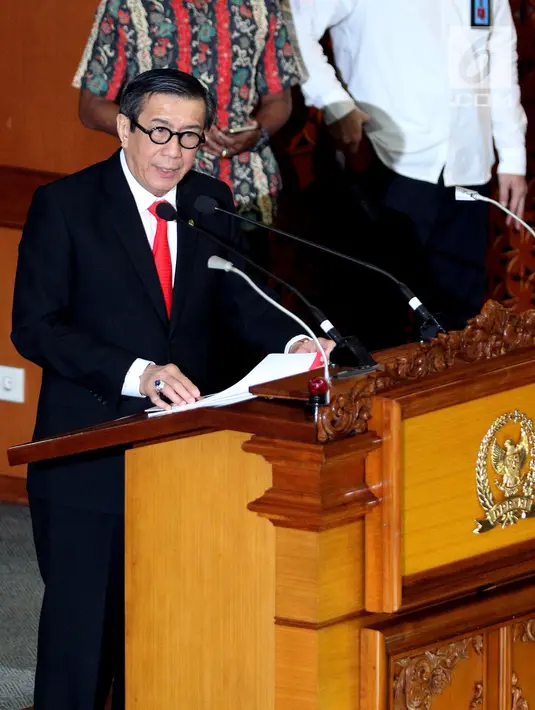 Menkumham Yasonna Laoly menyamppaikan pandangan akhir pemerintah saat Rapat Paripurna di Jakarta, Jumat (25/5). Rapat Paripurna DPR resmi menyetujui RUU Nomor 15 Tahun 2003 tentang Terorisme menjadi UU. (Liputan6.com/JohanTallo)