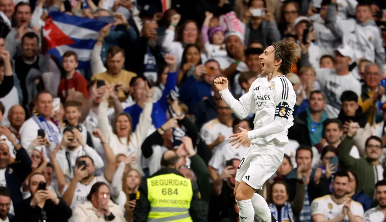 Aksi Luka Modric pada menit ke-41 membuka keunggulan Real Madrid atas Girona. (Pierre-Philippe MARCOU/AFP)