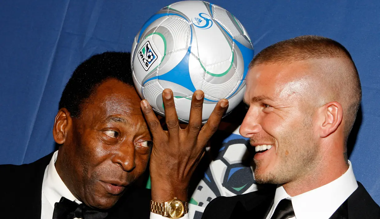 Pesepak bola hebat Brasil Pele dan bintang sepak bola Inggris David Beckham berpose untuk foto selama gala penggalangan dana U.S. Soccer Foundation di New York, 19 Maret 2008. Pemegang tiga gelar Piala Dunia itu diketahui juga mengalami gangguan ginjal dan jantung. (AP Photo/Jason DeCrow, File)