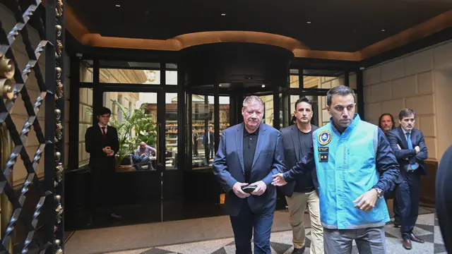 Ayah Liam Payne mengunjungi hotel tempat kematian putranya di Argentina.  (AP Photo/Mario De Fina)