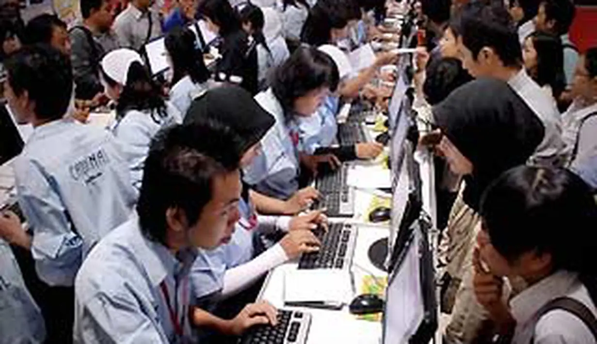 Sejumlah pelamar pekerjaan antre memasukkan data curriculum vitae (CV) dalam flashdisk kepada petugas, pada Career Expo 2010 di Tunjungan Plasa Surabaya, Jumat (9/4). (Antara)