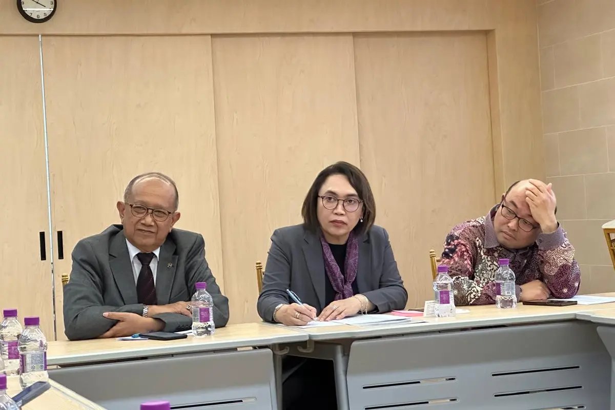 Kuasa Usaha Ad Interim KBRI Seoul Zelda Wulan Kartika (tengah) saat bertemu dengan sejumlah jurnalis di KBRI Seoul, Senin (19/5/2025). (Liputan6.com/Benedikta Miranti)