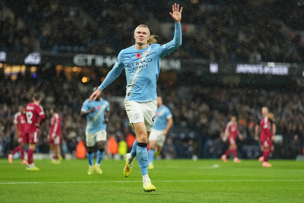 Selebrasi Erling Haaland usai mencetak gol di laga Manchester City vs Liverpool di pekan ke-11 Liga Inggris 2025/2026 di Etihad Stadium, Minggu (09/11/2025). (AP Photo/Jon Super)