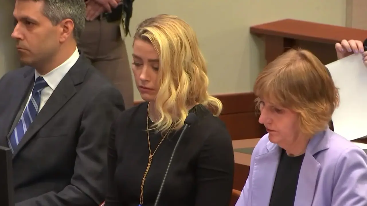 Ekspresi Amber Heard ketika pengadilan menyatakan ia mencemarkan nama baik Johnny Depp.