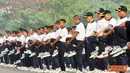 Citizen6, Surabaya: Diawali dengan senam pelemasan, jalan sehat yang diikuti ribuan prajurit pasmar-1 ini menempuh jarak + 7 Kilometer dengan mengelilingi Trian Sutedi Senaputra. (Pengirim: Diyat Akmal Thahar). 