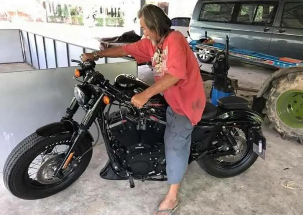 Pria Thailand berpakaian lusuh membeli Harley Davidson. (Facebook)