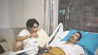 Sang Ayah Sakit, Charly Van Houten Setia Temani dan Rawat di Rumah Sakit
