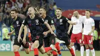 Para pemain Kroasia melakukan selebrasi usai mengalahkan Denmark pada laga 16 besar Piala Dunia di Stadion Nizhny Novgorod, Minggu (1/7/2018). Kroasia menang 3-2 atas Denmark lewat adu penalti. (AP/Gregorio Borgia)