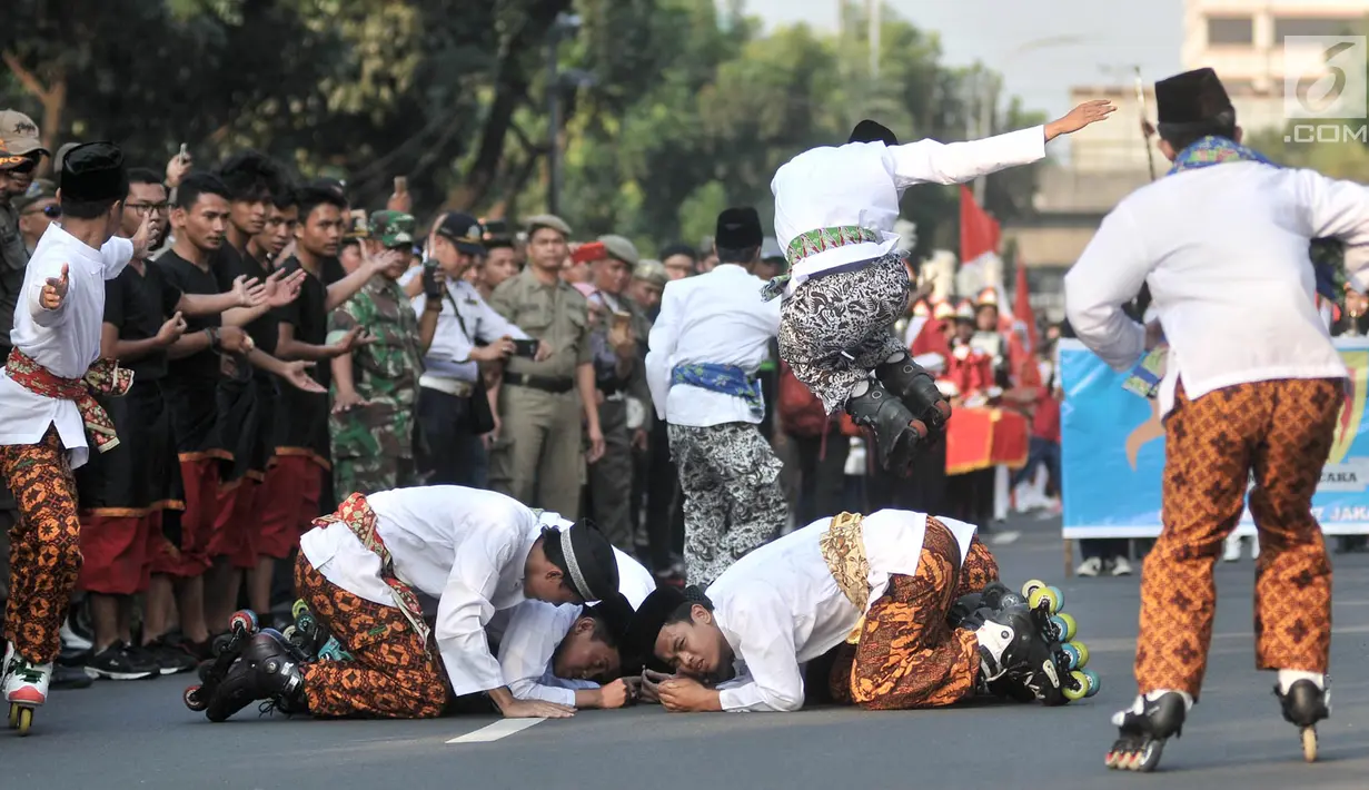 Peserta melakukan atraksi sepatu roda saat memeriahkan Jakarnaval 2018 di Jalan Medan Merdeka Selatan, Jakarta, Minggu (8/7). Karnaval dimeriahkan oleh beragam atraksi dan pawai budaya Nusantara. (Merdeka.com/Iqbal S Nugroho)