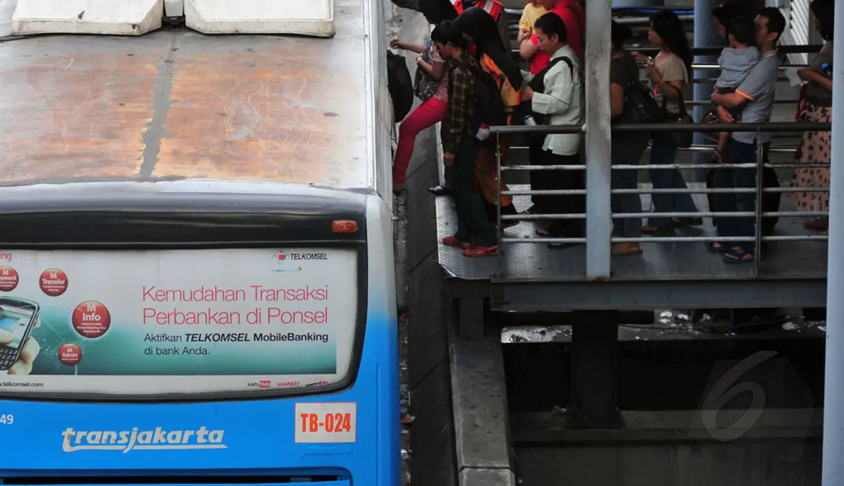 Meski sudah mengalami penambahan jumlah armada, sejumlah penumpang masih harus antri untuk masuk ke dalam bus transjakarta, (30/7/2014). (Liputan6.com/Johan Tallo)