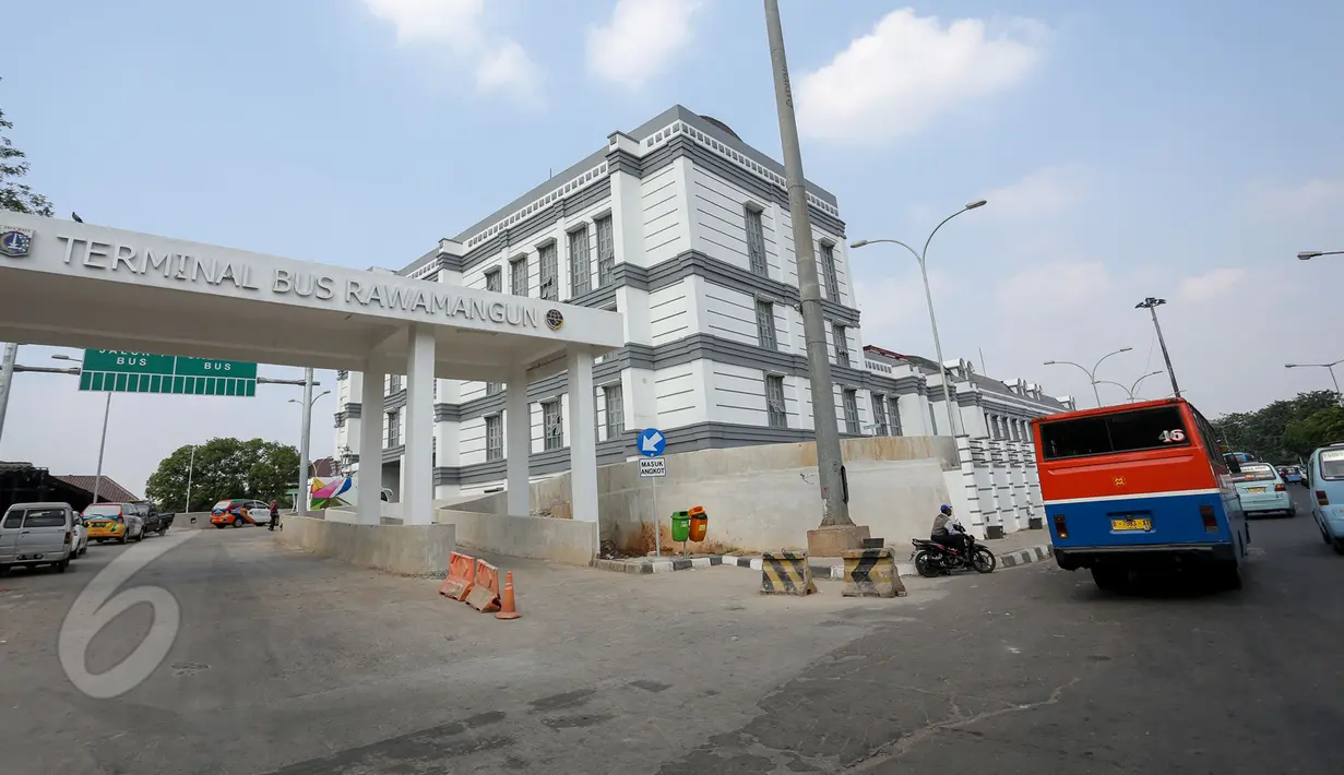 Sejumlah angkutan umum melintas di Terminal Bus Rawamangun, Jakarta, Jumat (29/5/2015). Kondisi Terminal Bus Rawamangun saat ini belum bisa dimasuki oleh bus-bus AKAP yang berukuran besar. (Liputan6.com/Faizal Fanani)