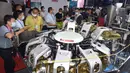 Para pengunjung mengamati mesin pengolah makanan dalam Pameran Industri Daging Internasional China ke-18 di Qingdao, Provinsi Shandong, China, 10 September 2020. (Xinhua/Li Ziheng)