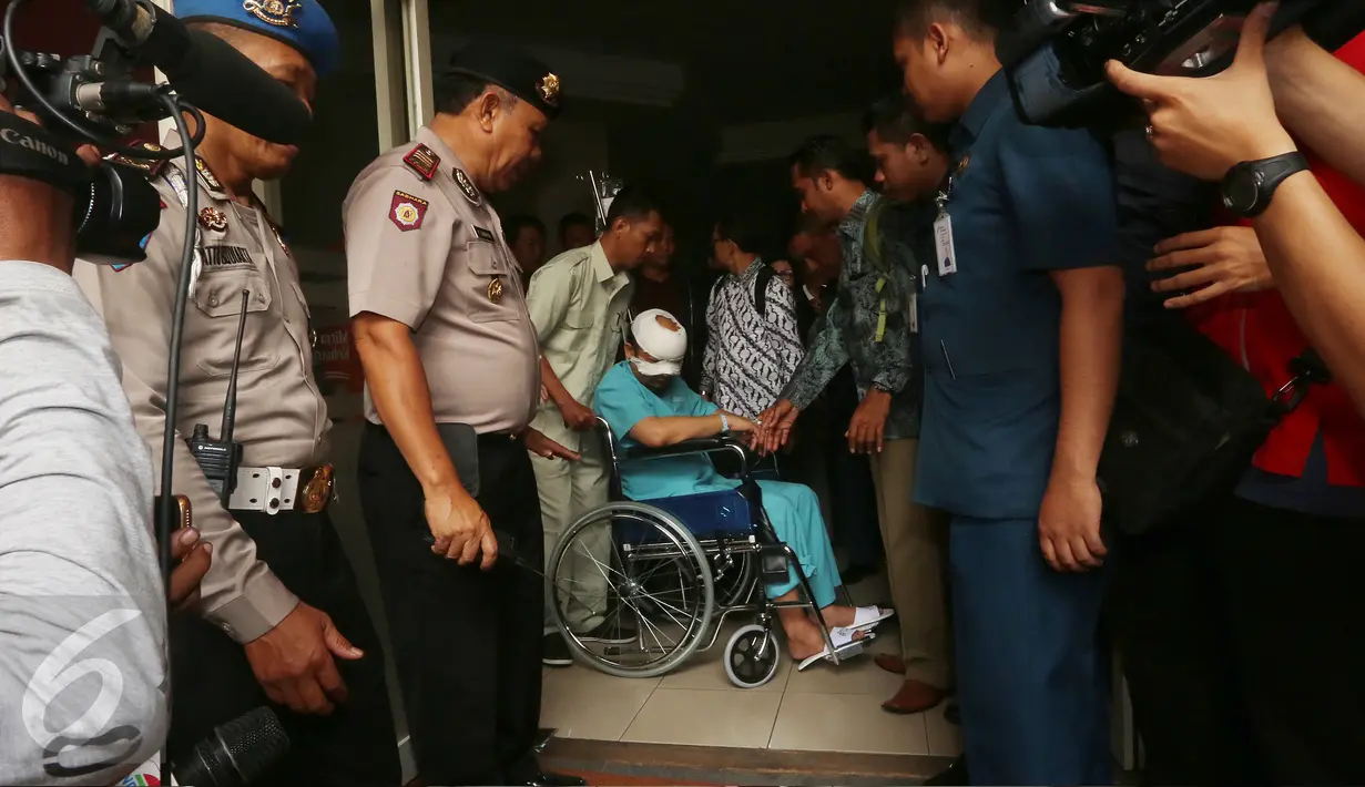 Petugas mendorong kursi roda penyidik KPK, Novel Baswedan, saat akan dipindahkan dari Rumah Sakit Mitra Keluarga Kelapa Gading, Jakarta, Selasa (11/4). Novel dipindahkan ke Jakarta Eye Center(JEC) untuk tindakan lebih lanjut. (Liputan6.com/Johan Tallo)