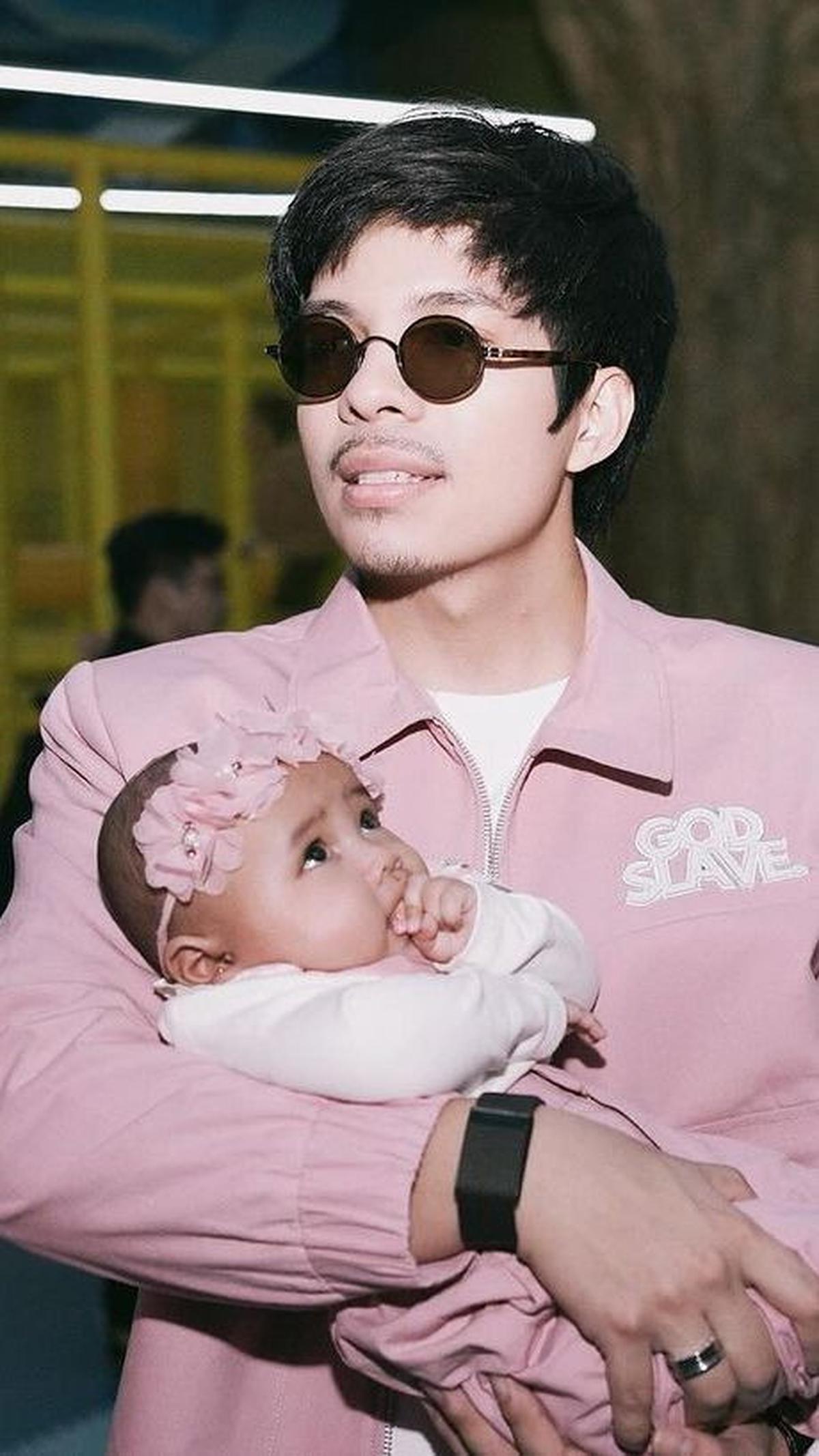 Potret baby Azzura digendong Atta di acara ulang tahun Ameena. Bayi lucu itu terlihat menggemaskan mengenakan bandana.