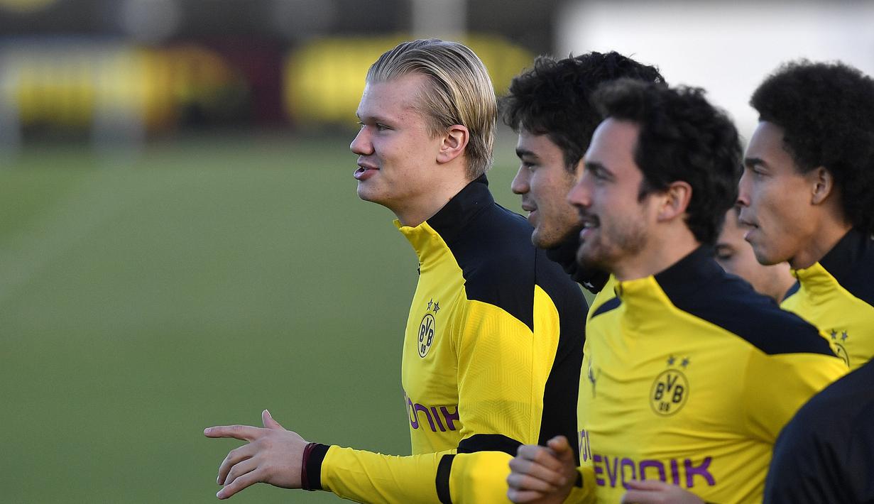 Penyerang Borrusia Dortmund, Erling Haaland (kiri) bersama rekan-rekannya melakukan pemanasan saat mengikuti sesi latihan tim di tempat latihan di Dortmund, Jerman, Selasa (3/11/2020). Dortmund akan bertanding melawan Club Brugge di Jan Breydel Stadion. (AP Photo/Martin Meissner)