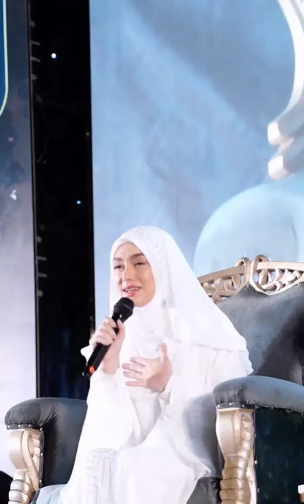 8 Potret Celine Evangelista Pakai Gamis Putih saat Jadi Bintang Tamu di Kajian Bali Muslim Festival, Angggun dan Memukau