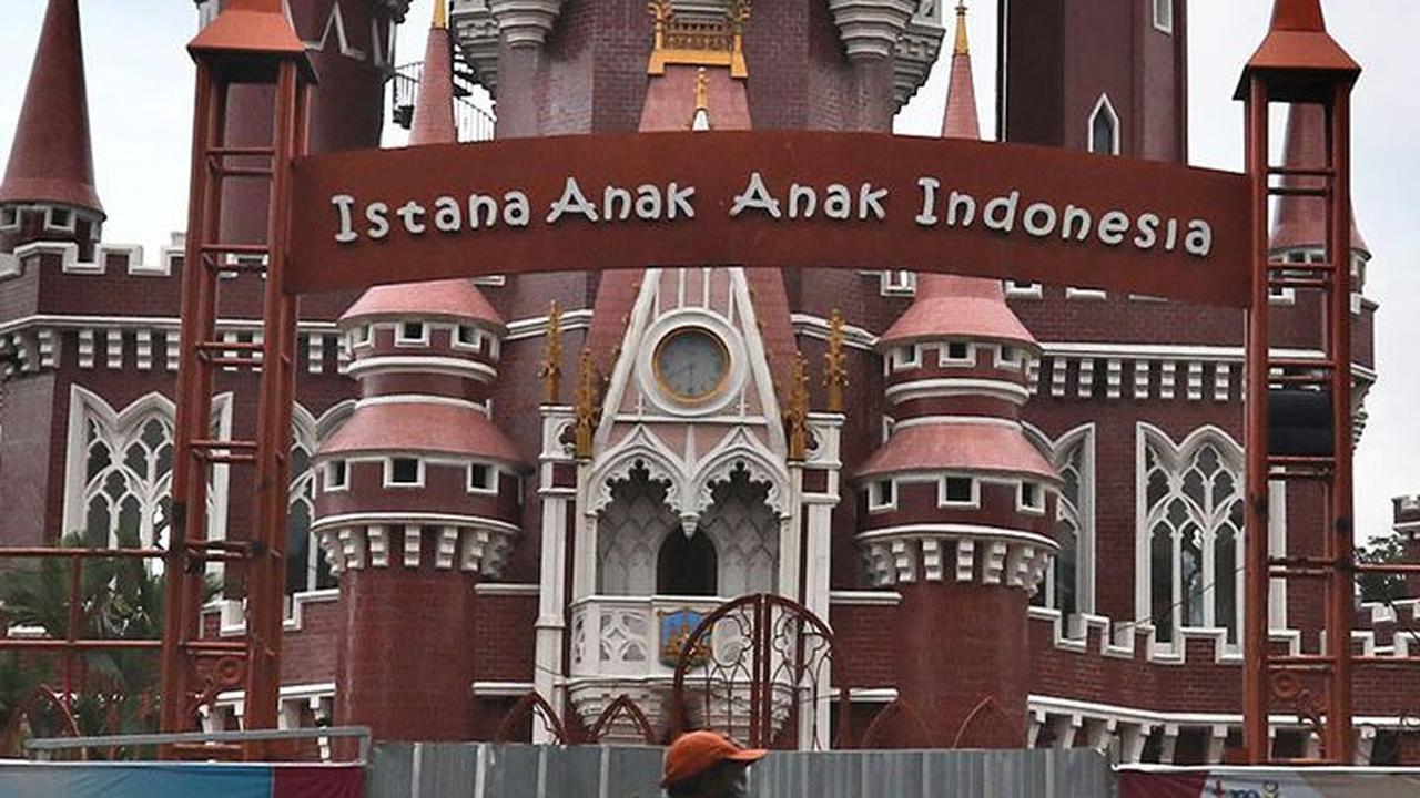 3. Taman Mini Indonesia Indah  (TMII)