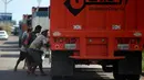 Sejumlah warga mencoba mencuri beras dari truk kargo yang tiba di pelabuhan di Puerto Cabello, Venezuela, Selasa (23/1). Penjarahan sporadis, kerusuhan pangan dan protes yang didorong oleh kelaparan telah melonjak di Venezuela. (AP Photo/Fernando Llano)