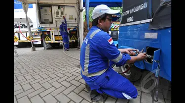 Seorang petugas Stasiun Bahan Bakar Gas (SPBG) mengisi bahan bakar ke salah satu bajaj yang memakai bahan bakar gas di kawasan Monas, Jakarta, Senin (26/1/2015). (Liputan6.com/Miftahul Hayat)