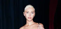 Iris Law tampil memukau dengan gaya rambut pixie yang memukau. [Foto: Instagram/ Iris Law]