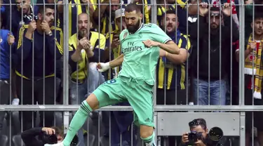 Penyerang Real Madrid, Karim Benzema berselebrasi usai mencetak gol ke gawang Fenerbahce pada pertandingan Audi Cup 2019 di stadion Allianz Arena di Munich, Jerman (31/7/2019). Di pertandingan ini Benzema mencetak tiga gol dan mengantar Madrid menang 5-3 atas Fenerbahce. (AP Photo/Matthias Schrader)