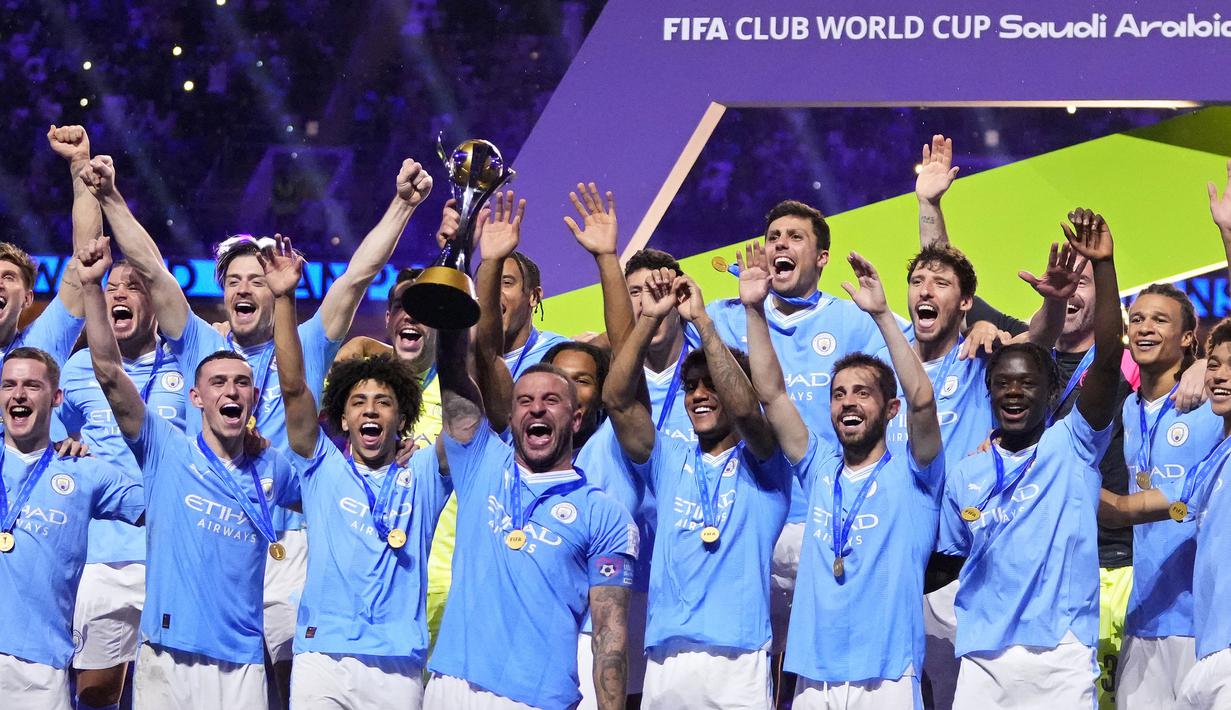 Pemain Manchester City, Kyle Walker mengangkat trofi setelah timnya berhasil menjuarai Piala Dunia Antarklub 2023 di King Abdullah Sports City, Jeddah, Arab Saudi, Sabtu (23/12/2023) dini hari WIB. Manchester City menang dengan skor 4-0. (AP Photo/Manu Fernandez)